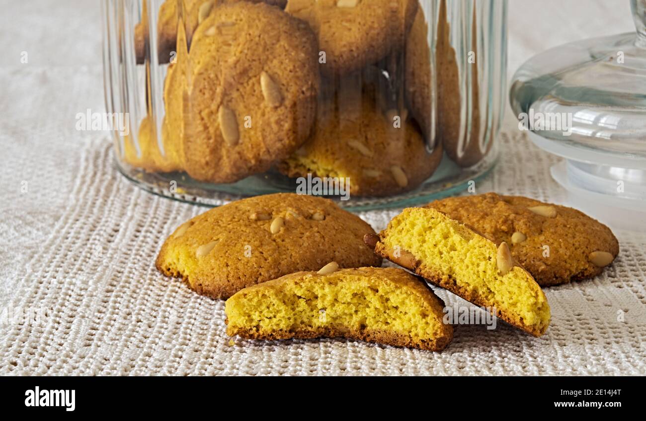 biscotti rustici con farina di mais e pinoli nel vaso di vetro macro Stock Photo