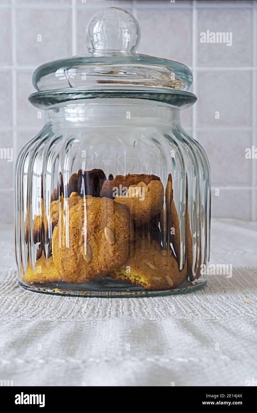 biscotti rustici con farina di mais e pinoli nel vaso di vetro Stock Photo
