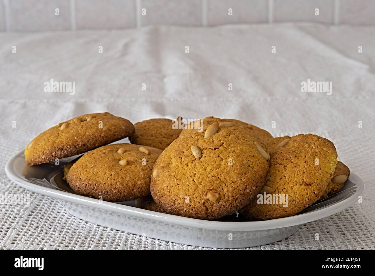 biscotti rustici con farina di mais e pinoli primo piano Stock Photo