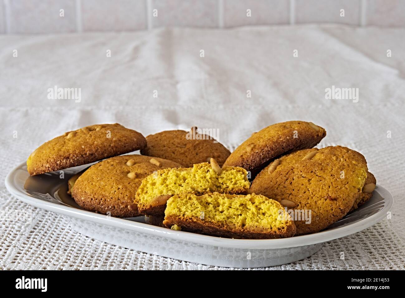 biscotti rustici con farina di mais e pinoli spezzati Stock Photo