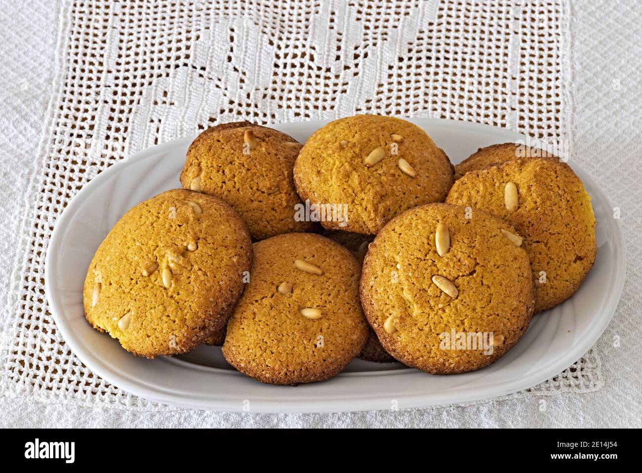 biscotti rustici con farina di mais e pinoli Stock Photo