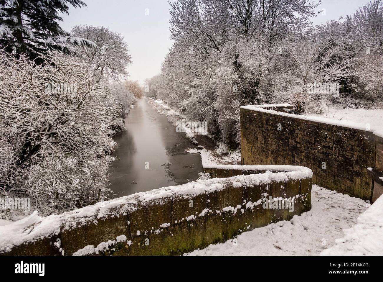 UK, England, Cheshire, Congleton, Mossley, bridge over Macclesfield Canal in winter Stock Photo