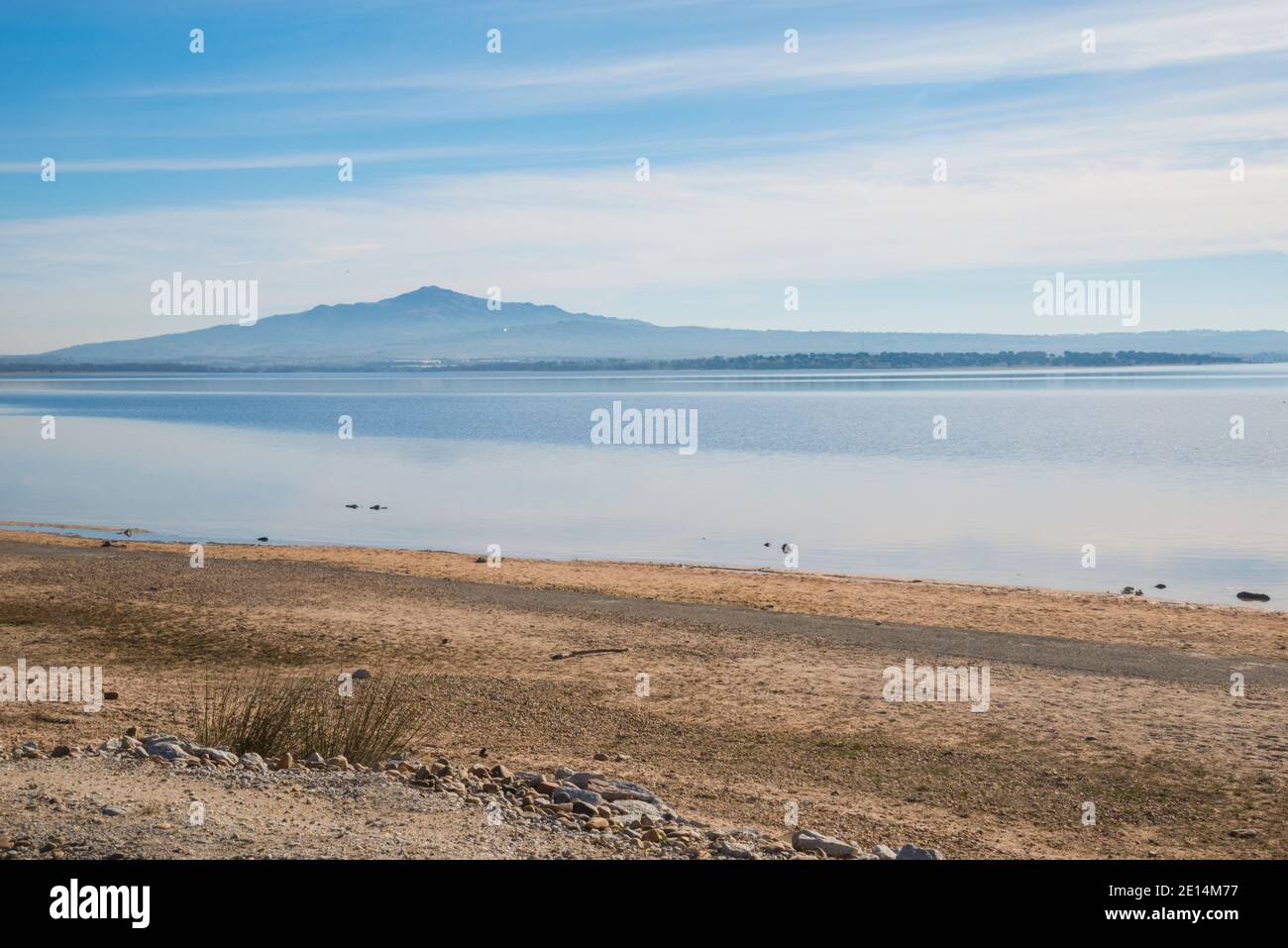 Paisajes de agua del lago hi-res stock photography and images - Alamy