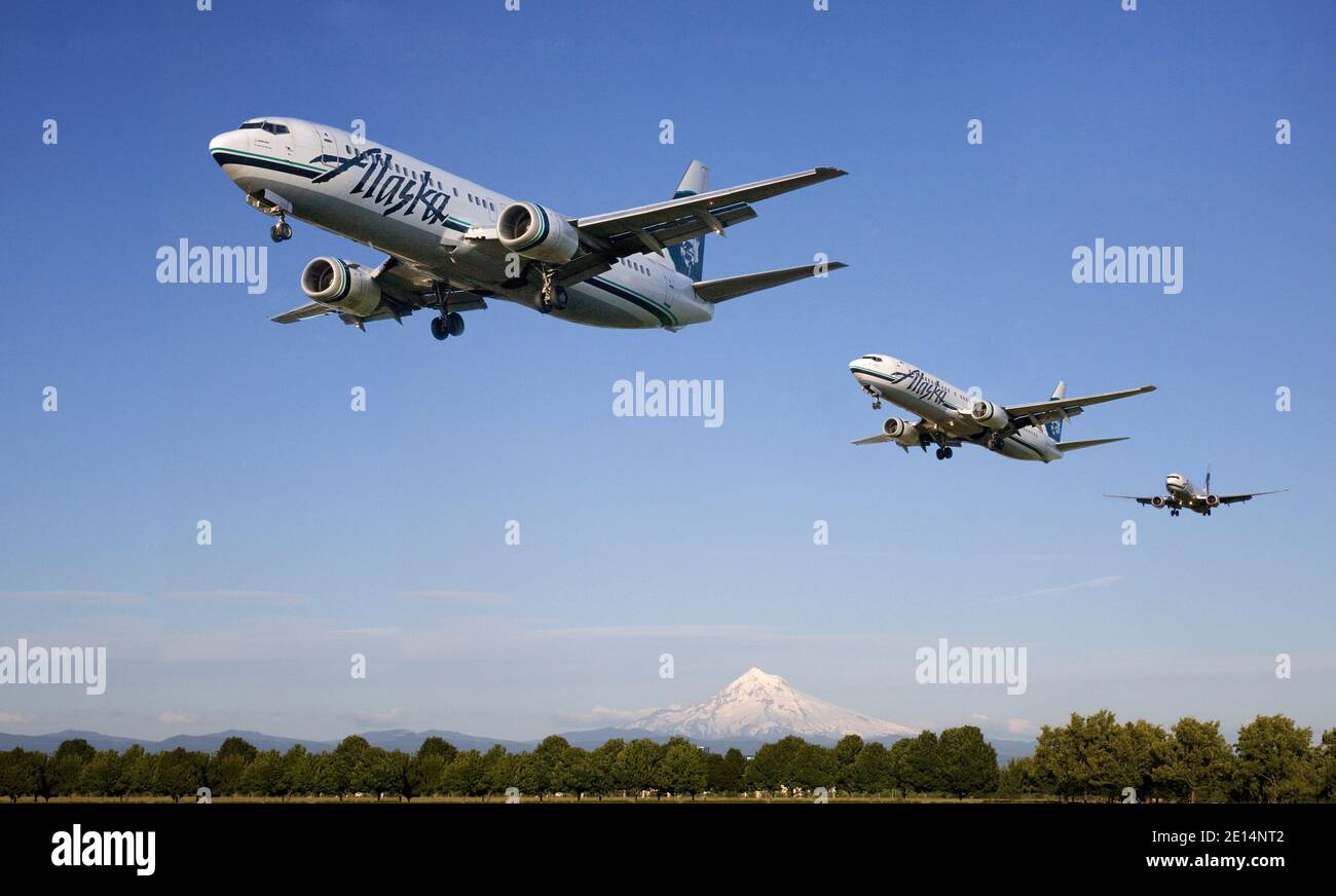 An Alaska Airlines 737 passenger jet equipped with STOL on final approach,  making a landing at the Portland, Oregon, airport Stock Photo - Alamy