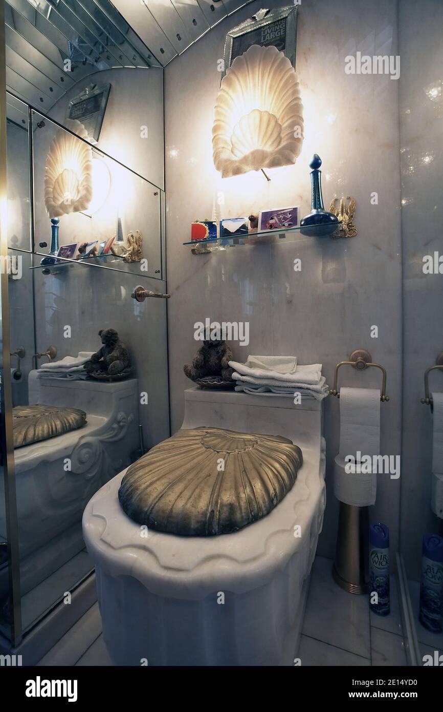 GREAT BRITAIN / England / Uri Geller/ Golden luxury toilet at his home