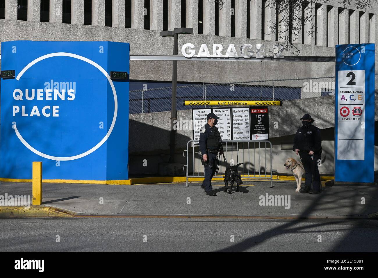 New York, USA. 04th Jan, 2021. Members of the NYPD investigate a bomb scare around a suspicious vehicle parked on the up-ramp of the Queens Place Mall shopping center's garage, in the Elmhurst section of the Queens borough of New York, NY, January 4, 2021. The Bomb scare, which was determined to be a hoax by the NYPD, prompted an evacuation of the area as police sealed off the block around the mall and shut down parts of Queens Boulevard. (Photo by Anthony Behar/Sipa USA) Credit: Sipa USA/Alamy Live News Stock Photo