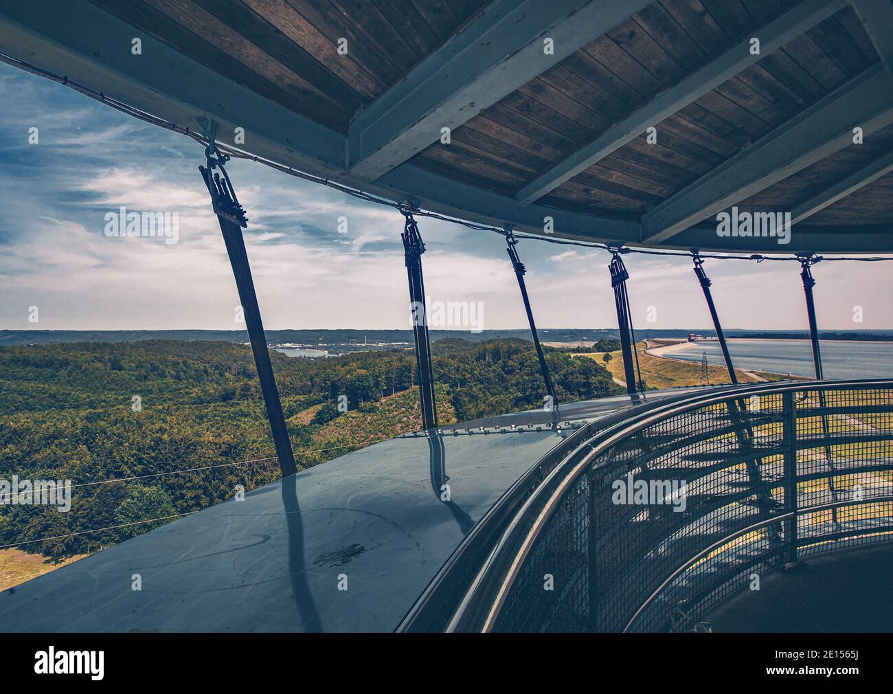 Aussichtsturm Panorama Poster Blick auf die wunderschöne Landschaft in Lubkowo bei strahlendem Sonnenschein. Leuchtturm Aussichtsplattform am Horizont Stock Photo