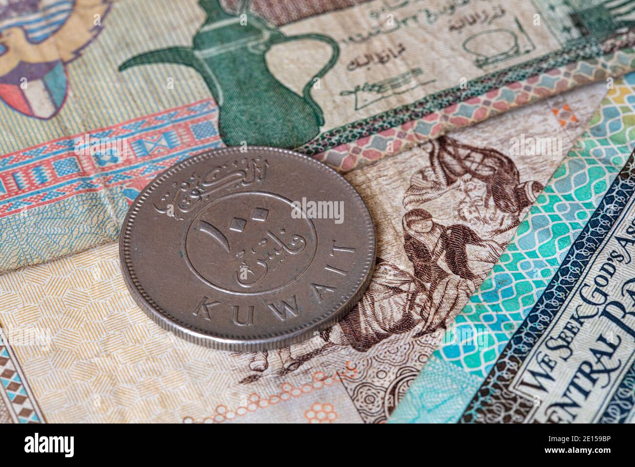 Kuwaiti 100 fils coin hi-res stock photography and images - Alamy