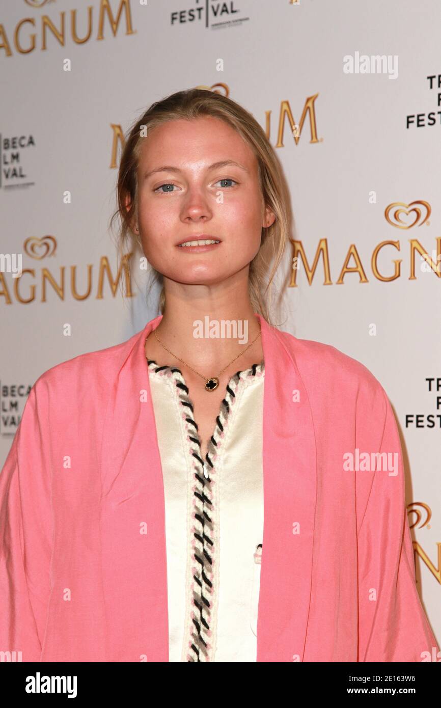 Charlotte di Calypso arrives at red carpet premiere of the Magnum ice