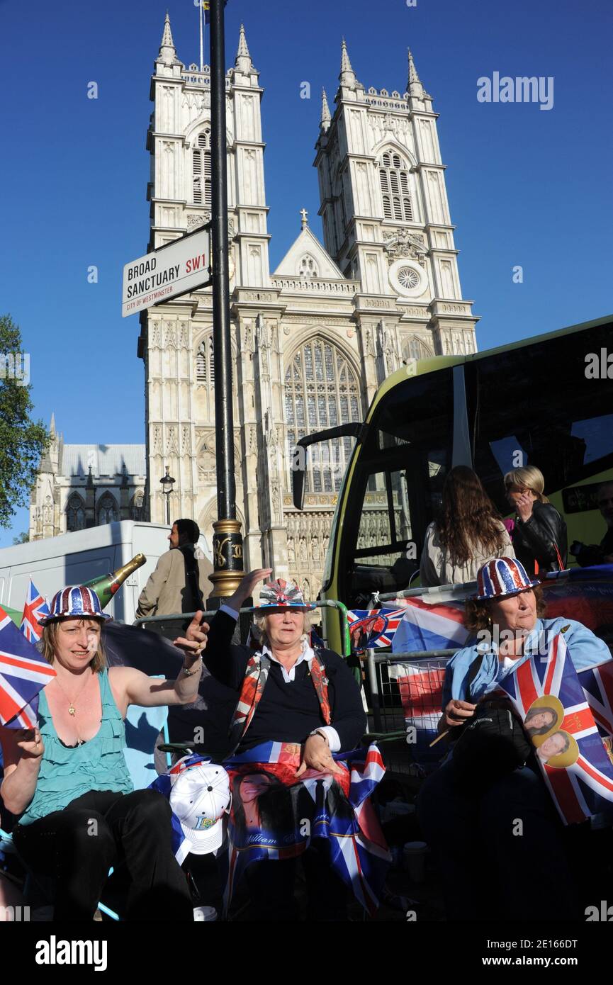 Atmosphere in front of Westminister Abbey, where the wedding of Prince Willaim and Kate Middleton in London, UK on April 27, 2011. Photo by Mousse/ABACAPRESS.COM Stock Photo