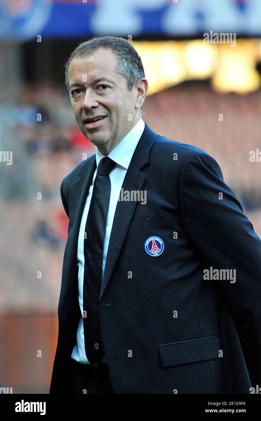 PSG's football team president Robin Leproux during the French First League soccer match, Paris Saint-Germain vs Valencienne in Paris, France on April 30, 2011. PSG won 3-1. Photo by Thierry Plessis/ABACAPRESS.COM Stock Photo