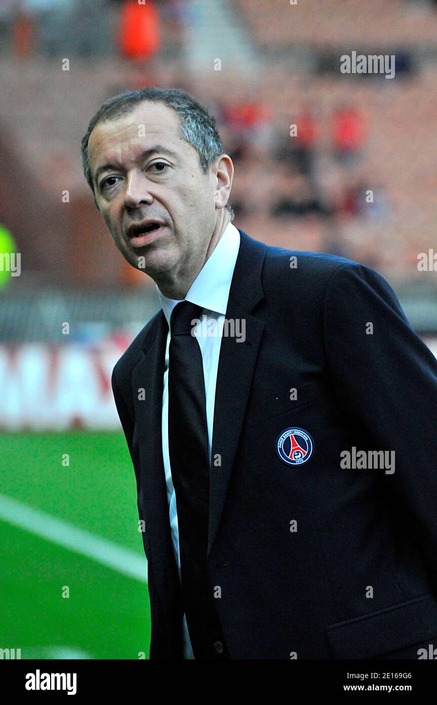 PSG's football team president Robin Leproux during the French First League soccer match, Paris Saint-Germain vs Valencienne in Paris, France on April 30, 2011. PSG won 3-1. Photo by Thierry Plessis/ABACAPRESS.COM Stock Photo