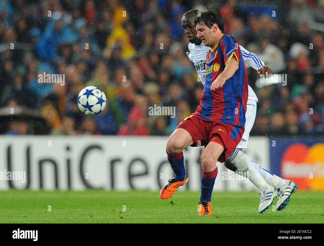Barcelona's Lionel Messi and Real Madrid's Lassana Diarra fight for the  ball during the UEFA Champions League Semi Final, second leg soccer match,  FC Barcelona Vs Real Madrid at Nou Camp in