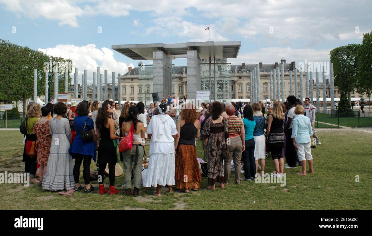 Francis Lalanne participe a la marche mondiale pour les femmes sur le Champ de Mars devant le Mur De La Paix, Paris, France, le 8 mai 2011. Photo by Alain Apaydin/ABACAPRESS.COM Stock Photo
