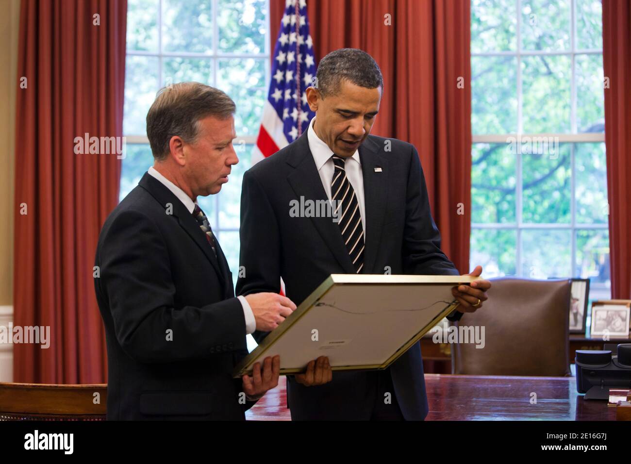 U.S. President Barack Obama accepts a photograph from Space Shuttle Discovery Commander Steve Lindsey while meeting with the Discovery crew at the Oval Office of the White House in Washington, DC on May 09, 2011. Photo by Jim Lo Scalzo/Pool/ABACAPRESS.COM Stock Photo