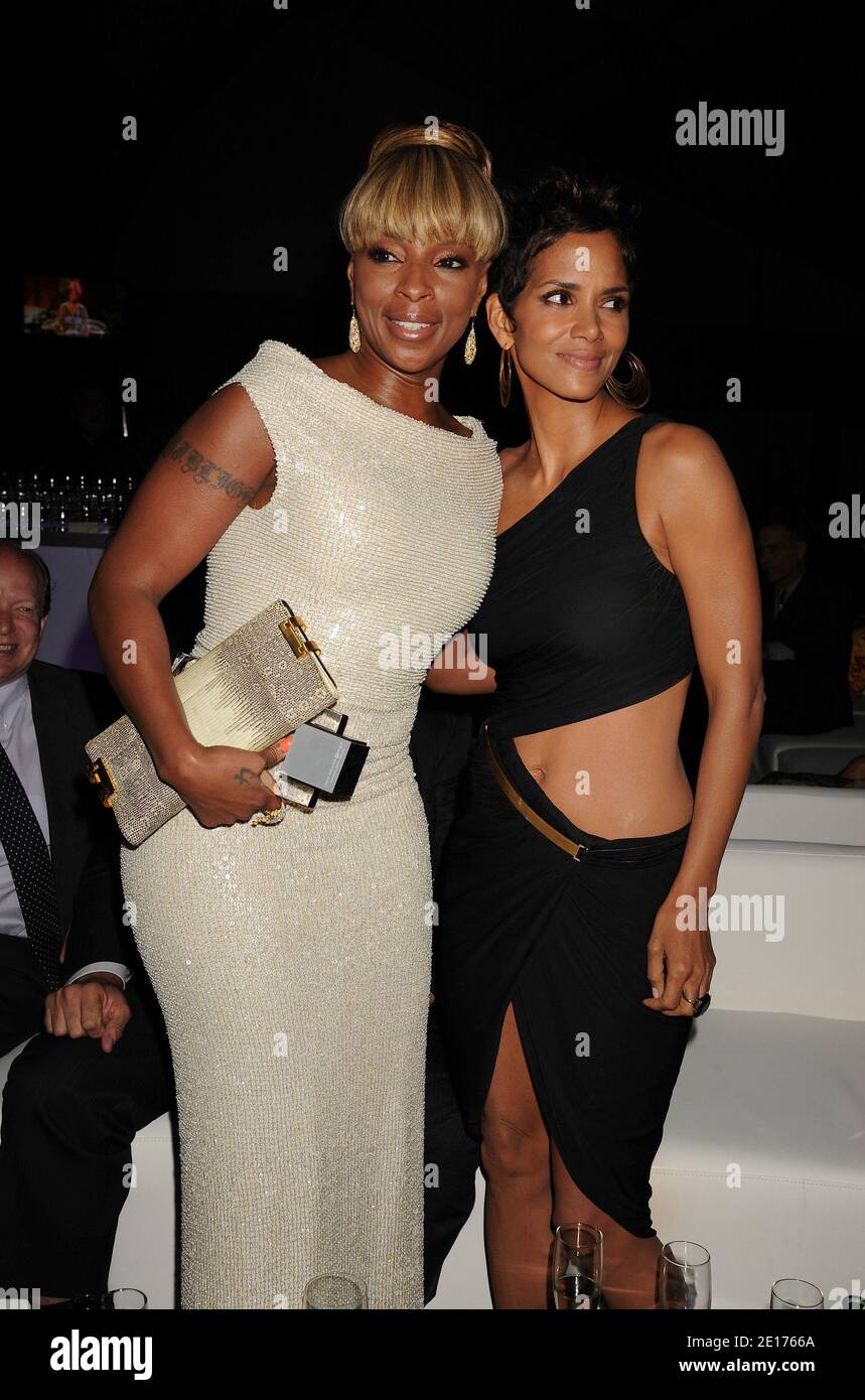FiFi Award Winners LR Mary J. Blige and Halle Berry during the '2011