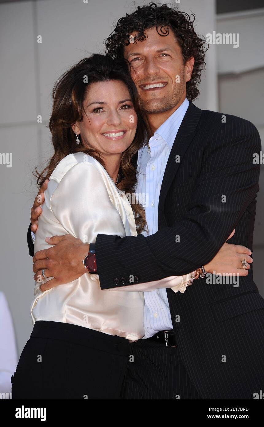 Shania twain and husband hi-res stock photography and images - Alamy, image size:860x1390
