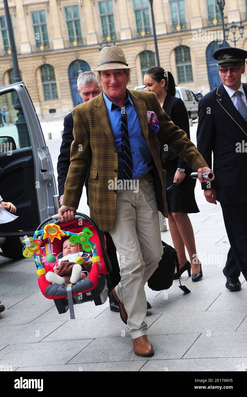 Please hide children's faces prior to the publication - Rod Stewart and