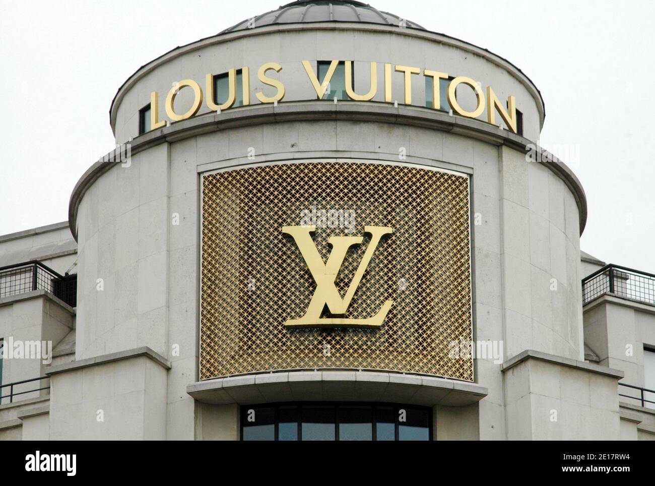 File:Avenue des Champs-Élysées - magasin Louis Vuitton.jpg - Wikimedia  Commons