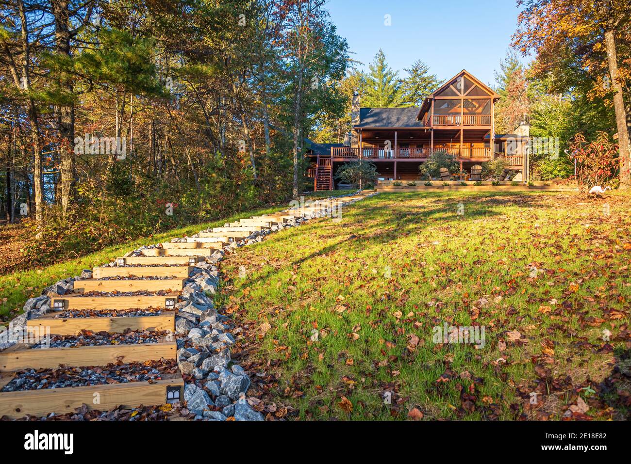 Luxury lakefront log cabin in the Blue Ridge Mountains near Blue Ridge, Georgia. (USA) Stock Photo