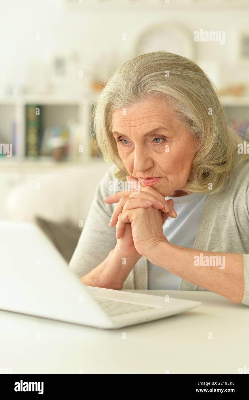 Sad mature woman laptop hi-res stock photography and images - Alamy