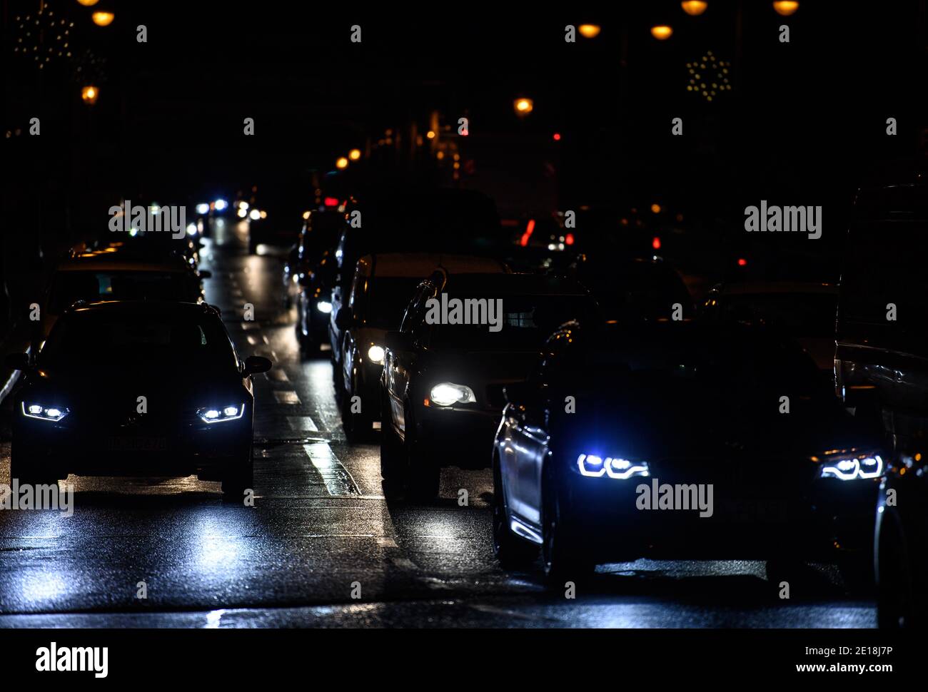 Dresden, Germany. 05th Jan, 2021. Cars are parked at a traffic light in the morning rush hour at Schillerplatz in the Blasewitz district. Credit: Robert Michael/dpa-Zentralbild/dpa/Alamy Live News Stock Photo