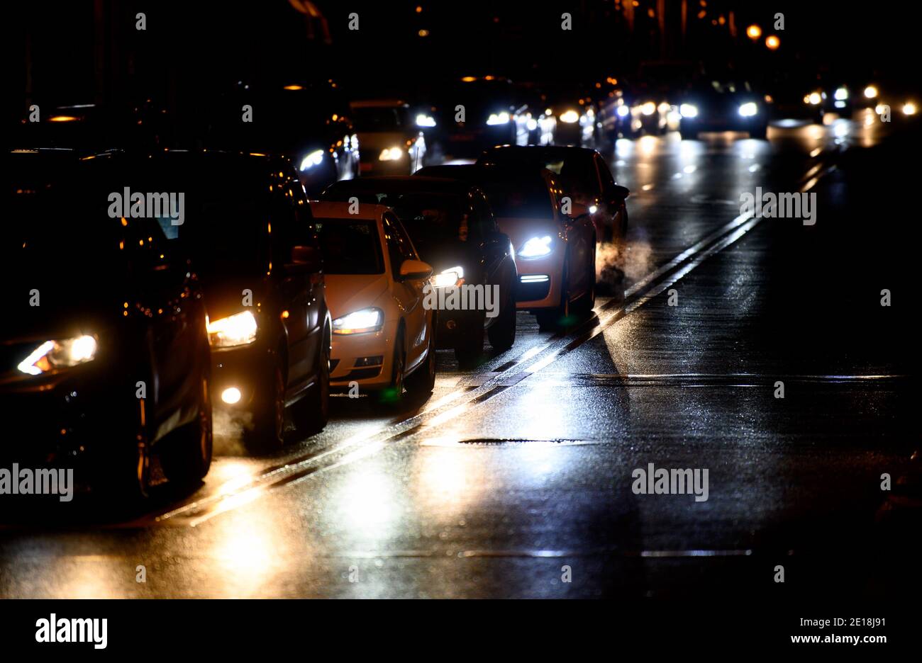 Dresden, Germany. 05th Jan, 2021. Cars are parked at a traffic light in the morning rush hour at Schillerplatz in the Blasewitz district. Credit: Robert Michael/dpa-Zentralbild/dpa/Alamy Live News Stock Photo