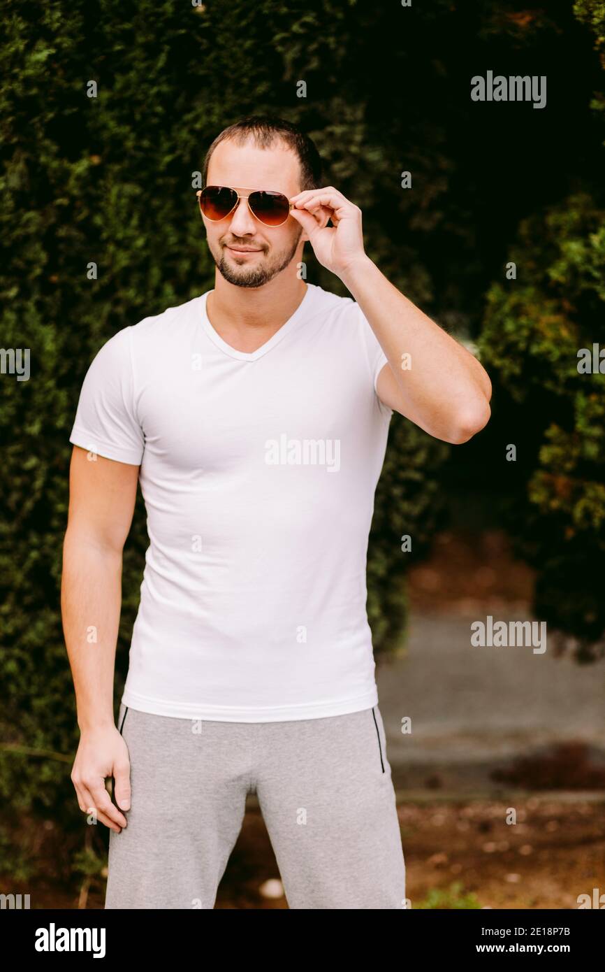 Man wearing plain white t shirt hi-res stock photography and images - Alamy
