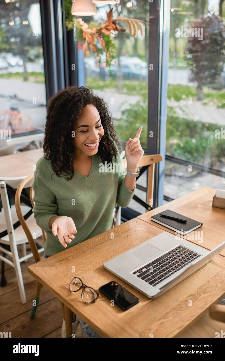 Happy african woman pointing blank hi-res stock photography and images ...