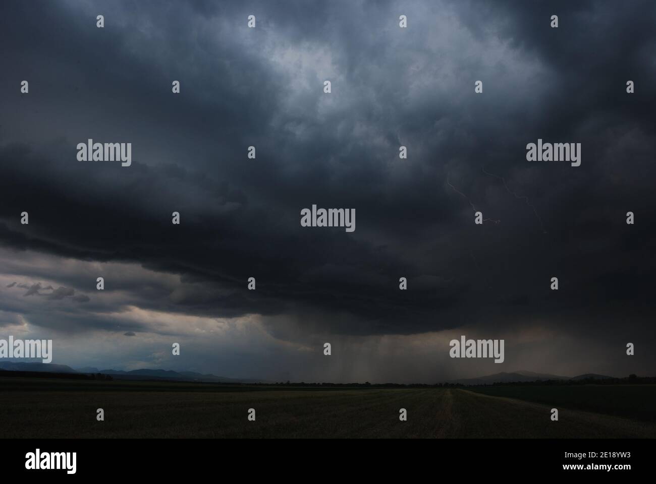 Ground to cloud lightning hi-res stock photography and images - Alamy