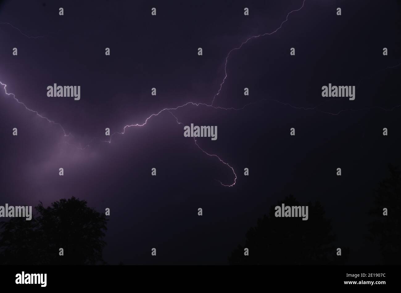 Lightning in the night sky hi-res stock photography and images - Alamy