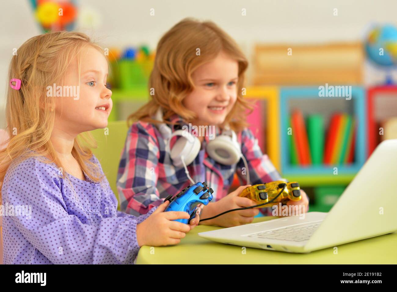 8.414 fotos de stock e banco de imagens de Girls Playing Video Games -  Getty Images