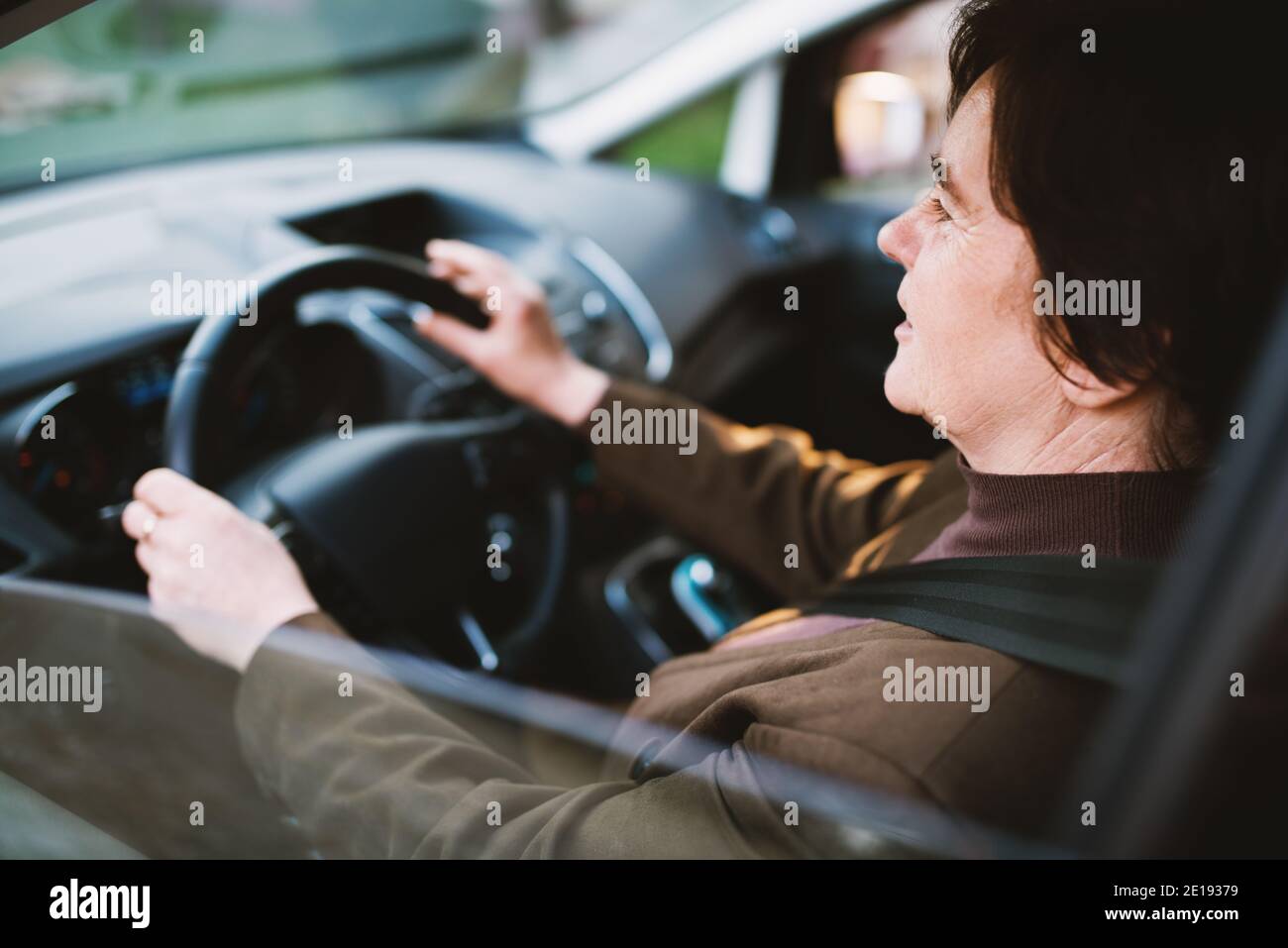 Senior citizen driving car hi-res stock photography and images - Alamy