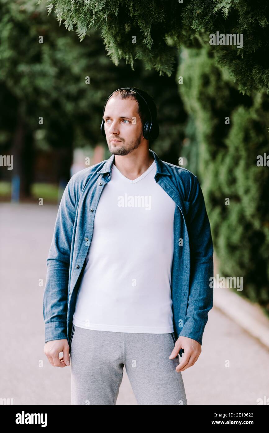 Man wearing plain white t shirt hi-res stock photography and images - Alamy