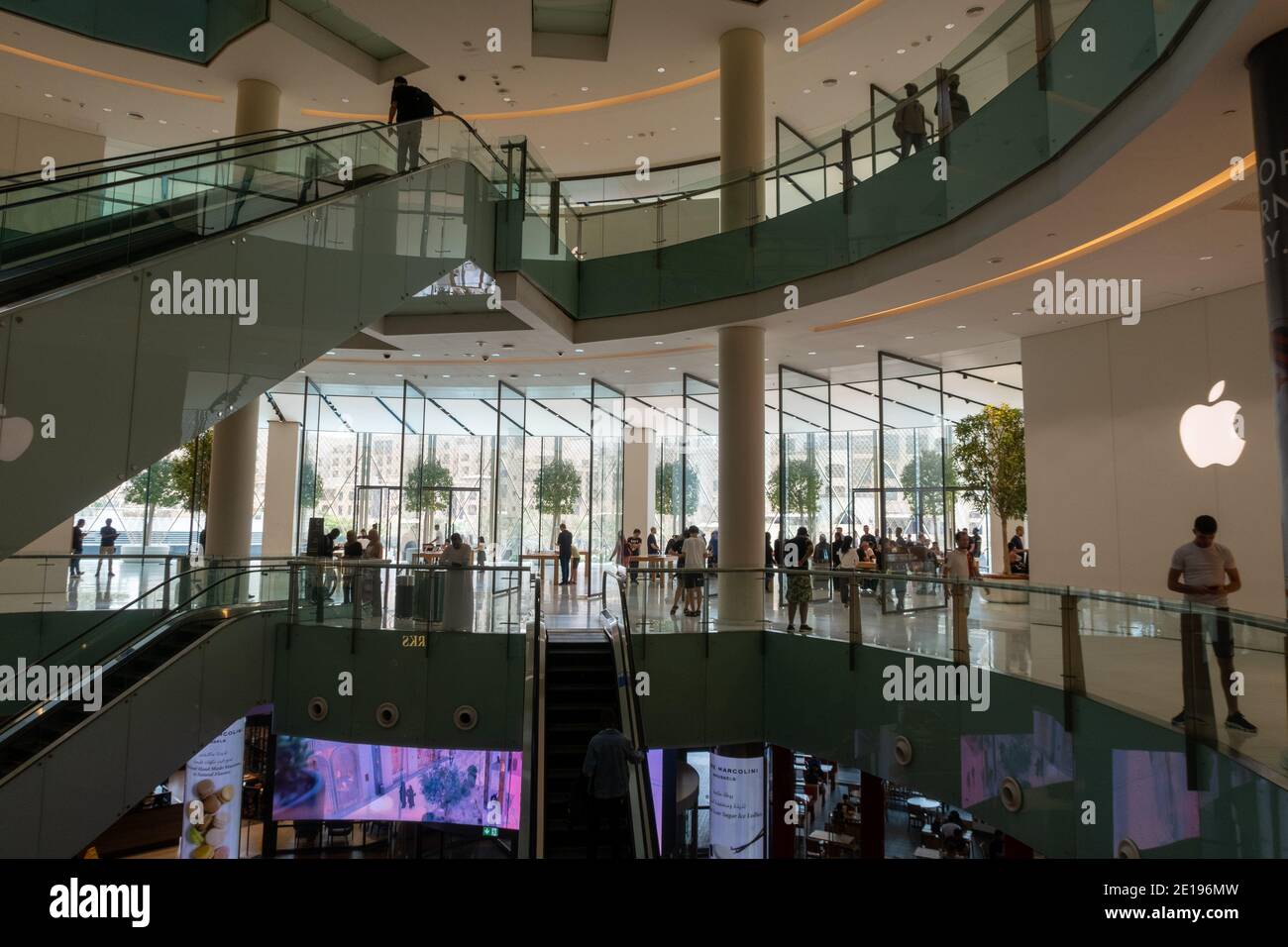 Apple shop, The Dubai Mall, Dubai Stock Photo Alamy