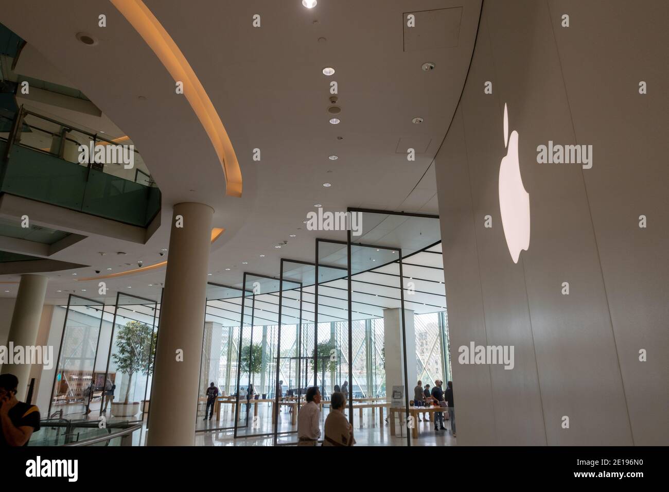 Apple shop, The Dubai Mall, Dubai Stock Photo Alamy