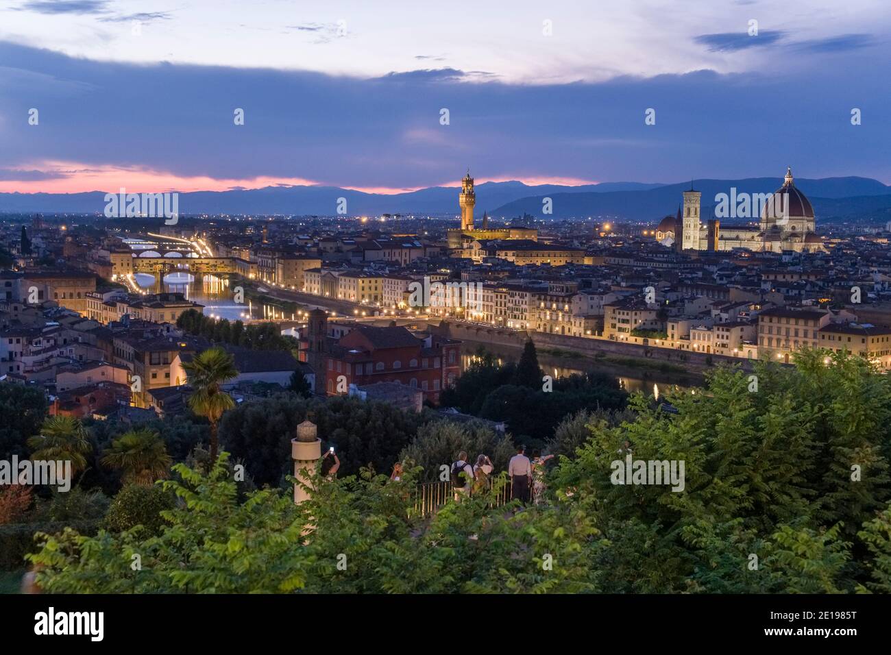 Italy, Tuscany: Florence (Firenze in Italian). La city at nightfall. Overview of the ÒPonte VecchioÓ Old Bridge, the ÒPalazzo VecchioÓ palace and the Stock Photo