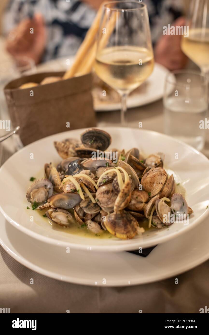 Steamed Vongole clams in white wine sauce Stock Photo Alamy