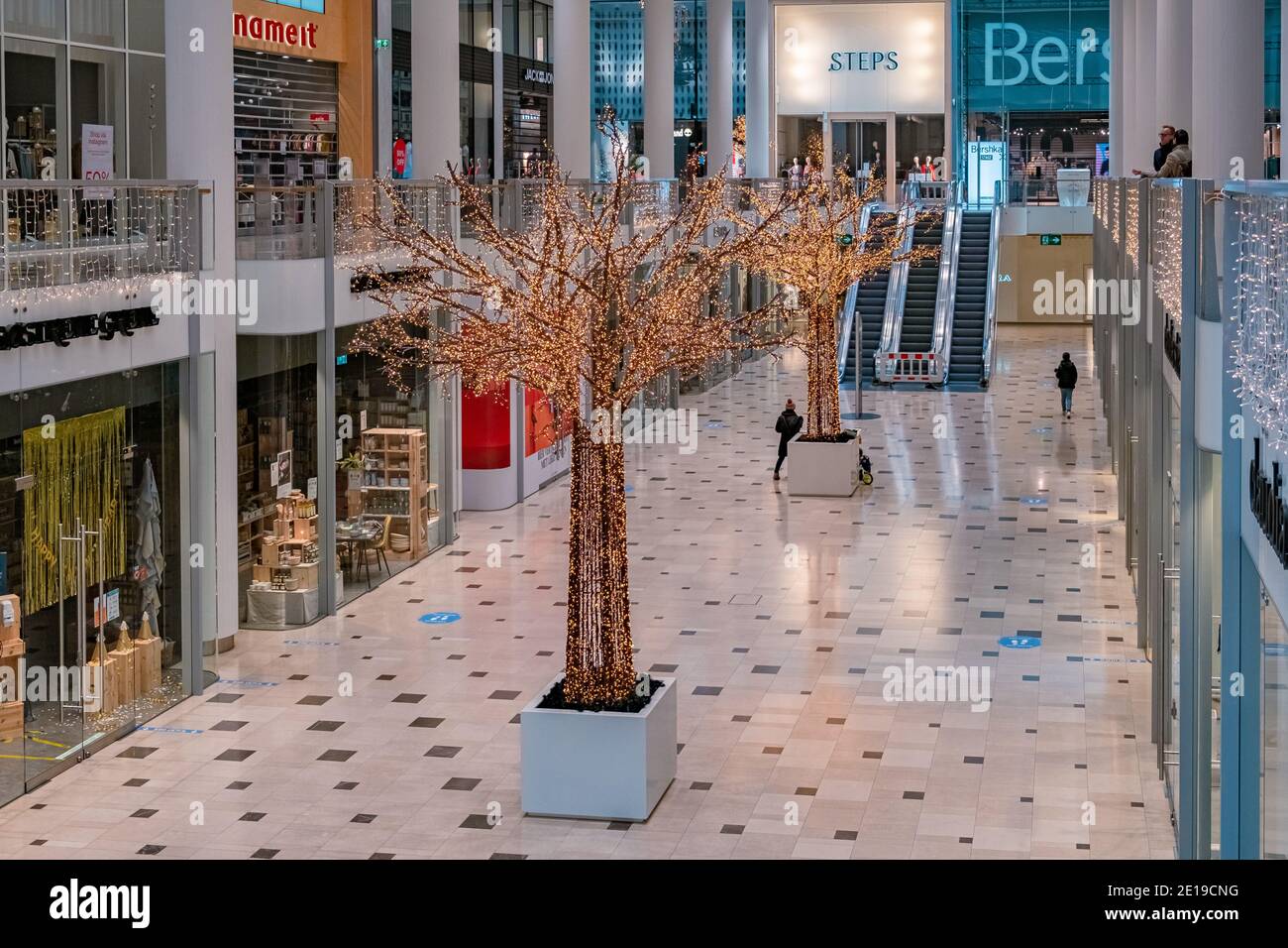 Huiswerk maken Bereid bevind zich Indoor shopping mall entrance hi-res stock photography and images - Page 11  - Alamy