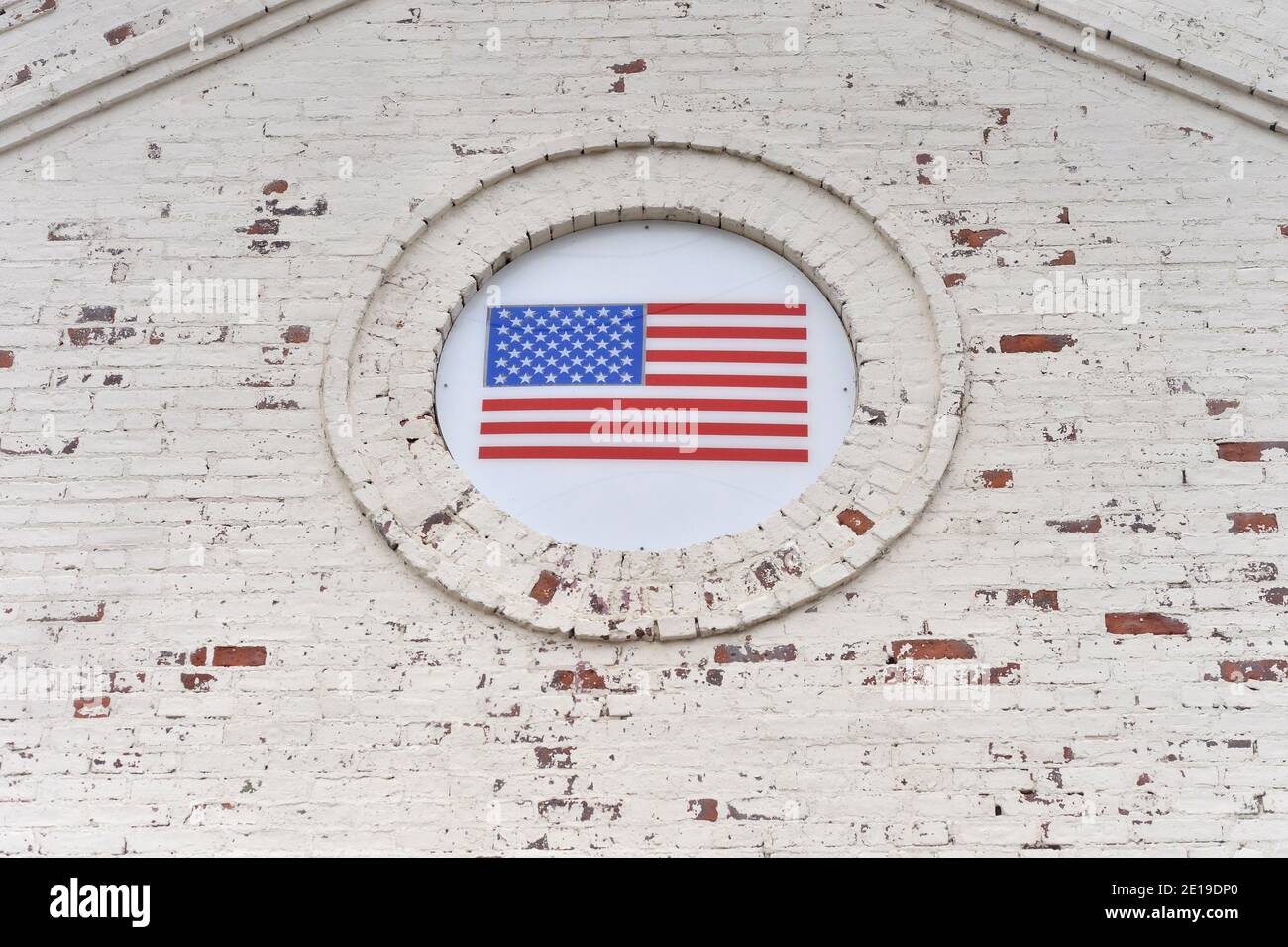 USA flag on old white brick wall Stock Photo - Alamy