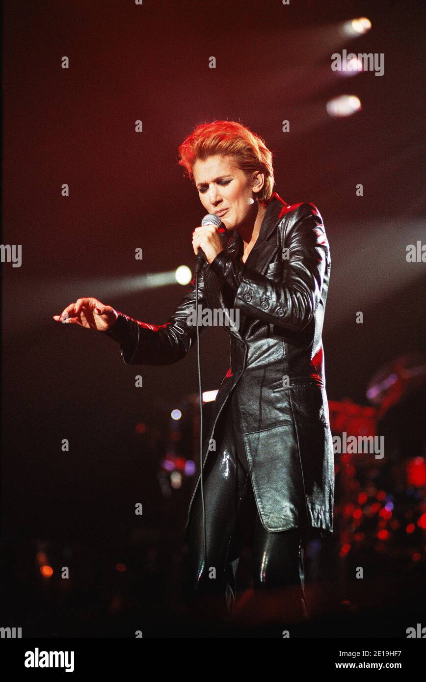 Celine Dion in concert at Wembley Arena in London, UK. 2nd November 1995  Stock Photo - Alamy