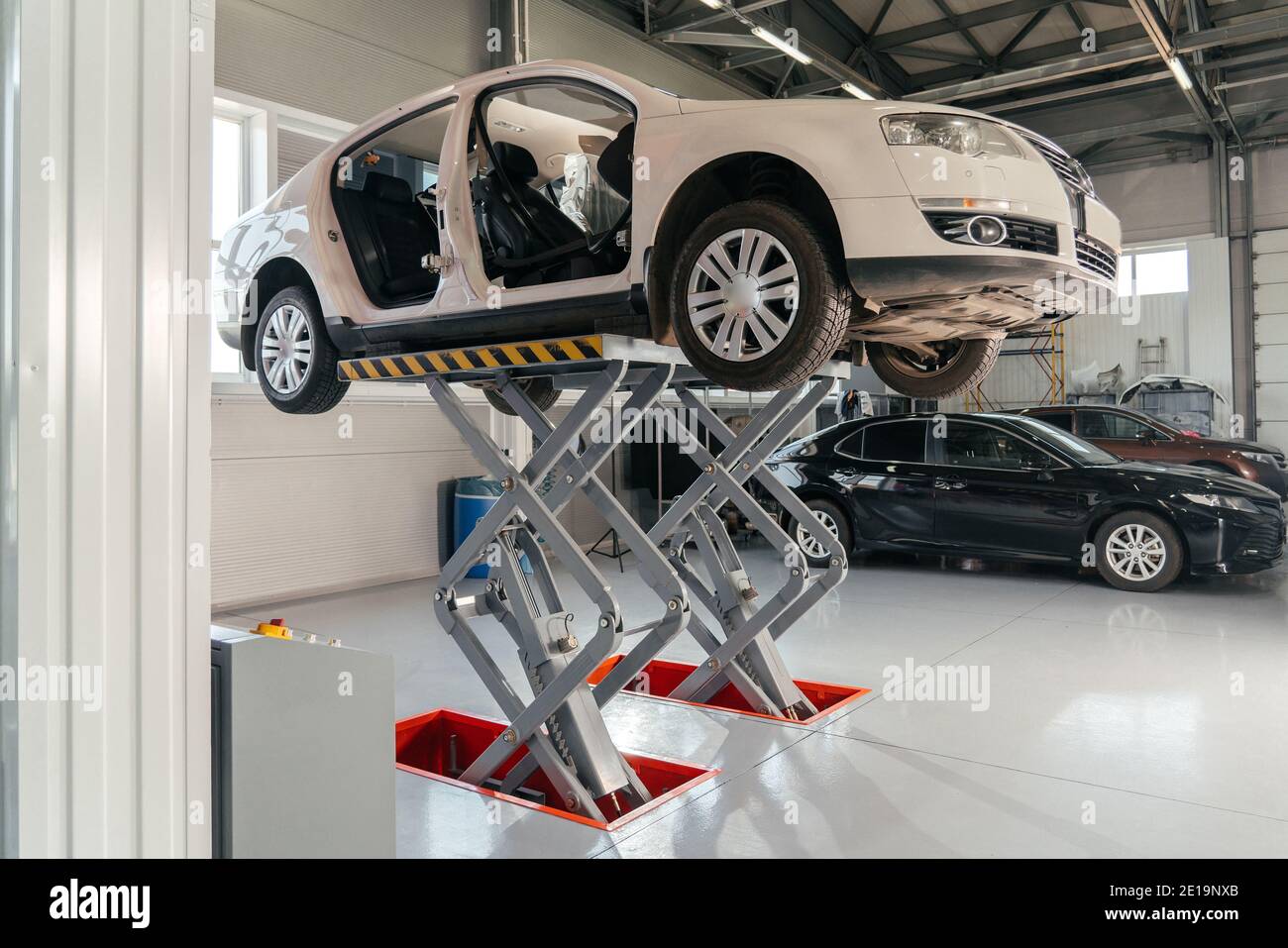 Garage car lift hi-res stock photography and images - Alamy