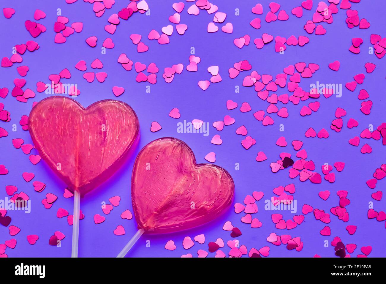 Hãy nhìn vào hình ảnh liên quan đến Ngày Valentine với những viên kẹo hình tim đáng yêu, tạo hình lấp lánh và màu tím rực rỡ. Đây sẽ là một món quà lãng mạn và đáng yêu cho người bạn yêu của bạn.