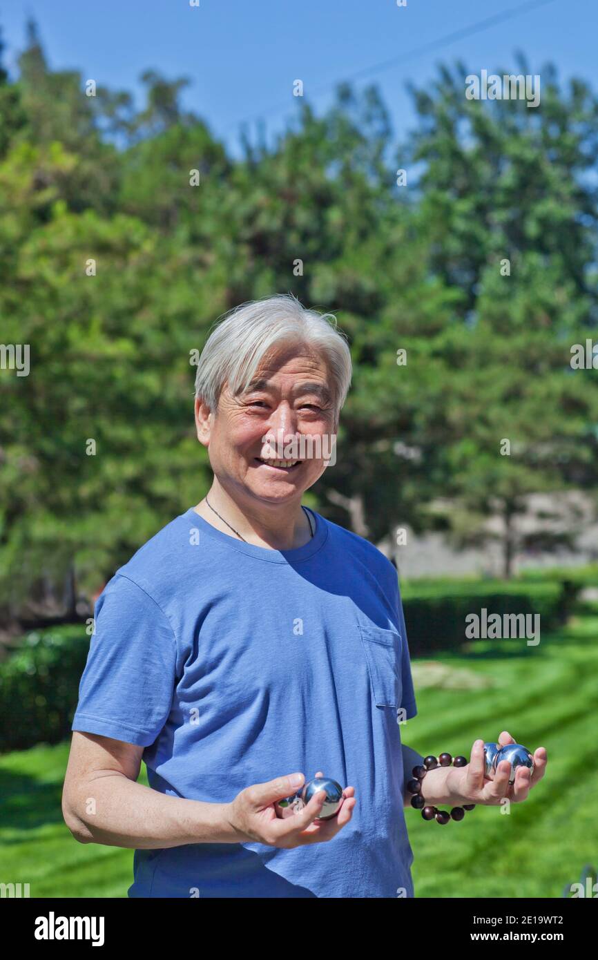 Old man with white hair hi-res stock photography and images - Alamy