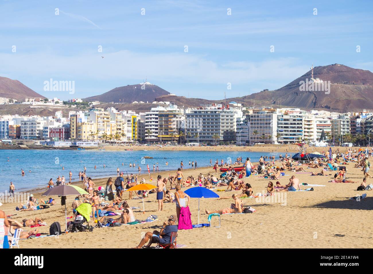 Las Palmas, Gran Canaria, Canary Islands, Spain. 5th January 2021. Tourists  lucky enough to have travelled before the Tier 4 and new lockdown travel  restrictions, bask in glorious sunshine on the city