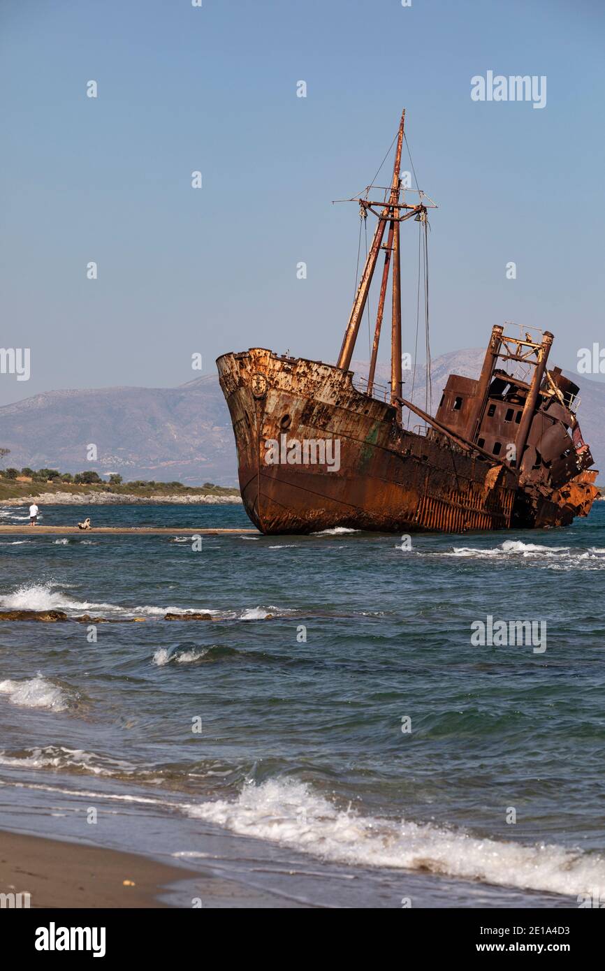 Shipwreck «Dimitrios» in Gytheio, Peloponnese region, Greece on July 29, 2020. / Τουρίστες στο ναυάγιο «Δημήτριος», Γύθειο, Πελοπόννησος, 29 Ιουλίου 2 Stock Photo