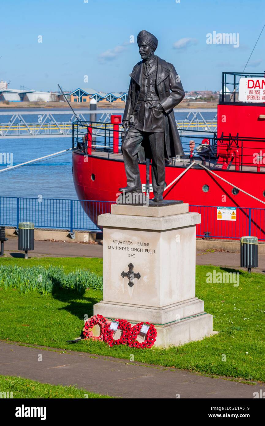 Statue to Squadron Leader Mohinder Singh Pujji, first Indian Sikh pilot to volunteer for the Air Force in WW2. Statue in St Andrews garden Gravesend Stock Photo