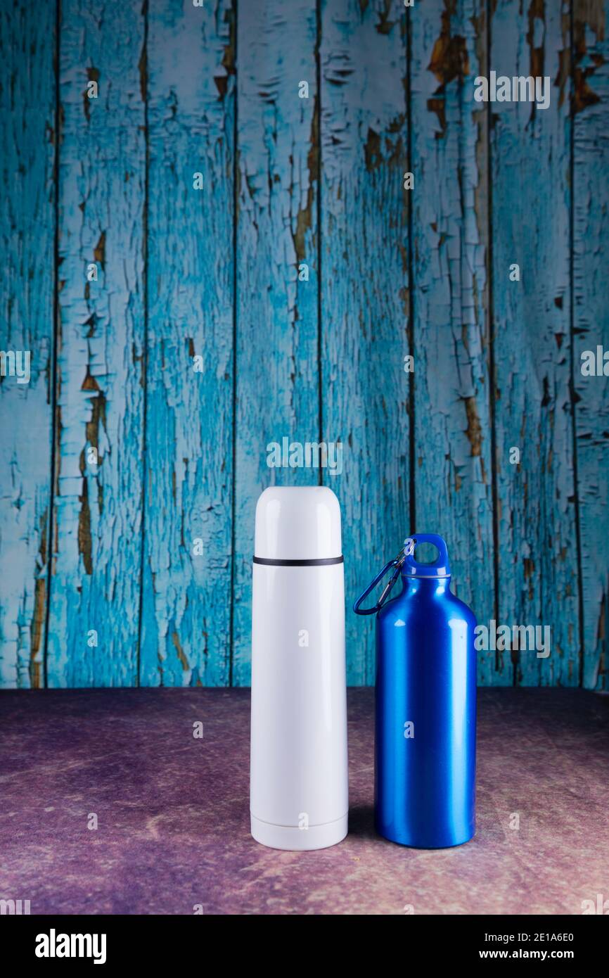 https://c8.alamy.com/comp/2E1A6E0/pair-of-thermos-flasks-one-blue-and-one-white-2E1A6E0.jpg