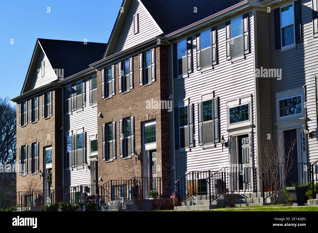 South Elgin, Illinois, USA. A series of modern townhouses bask in the afternoon sun. Stock Photo