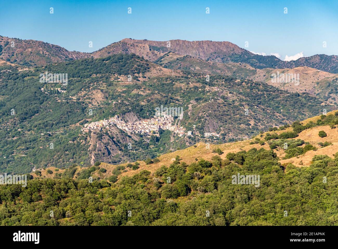 View of Francavilla di Sicilia and surrounding valley and mountains Stock Photo